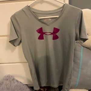 Light grey T-Shirt, dark pink under armour logo